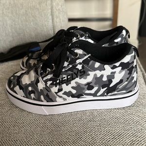 Boys Heelys size 1Y- new condition